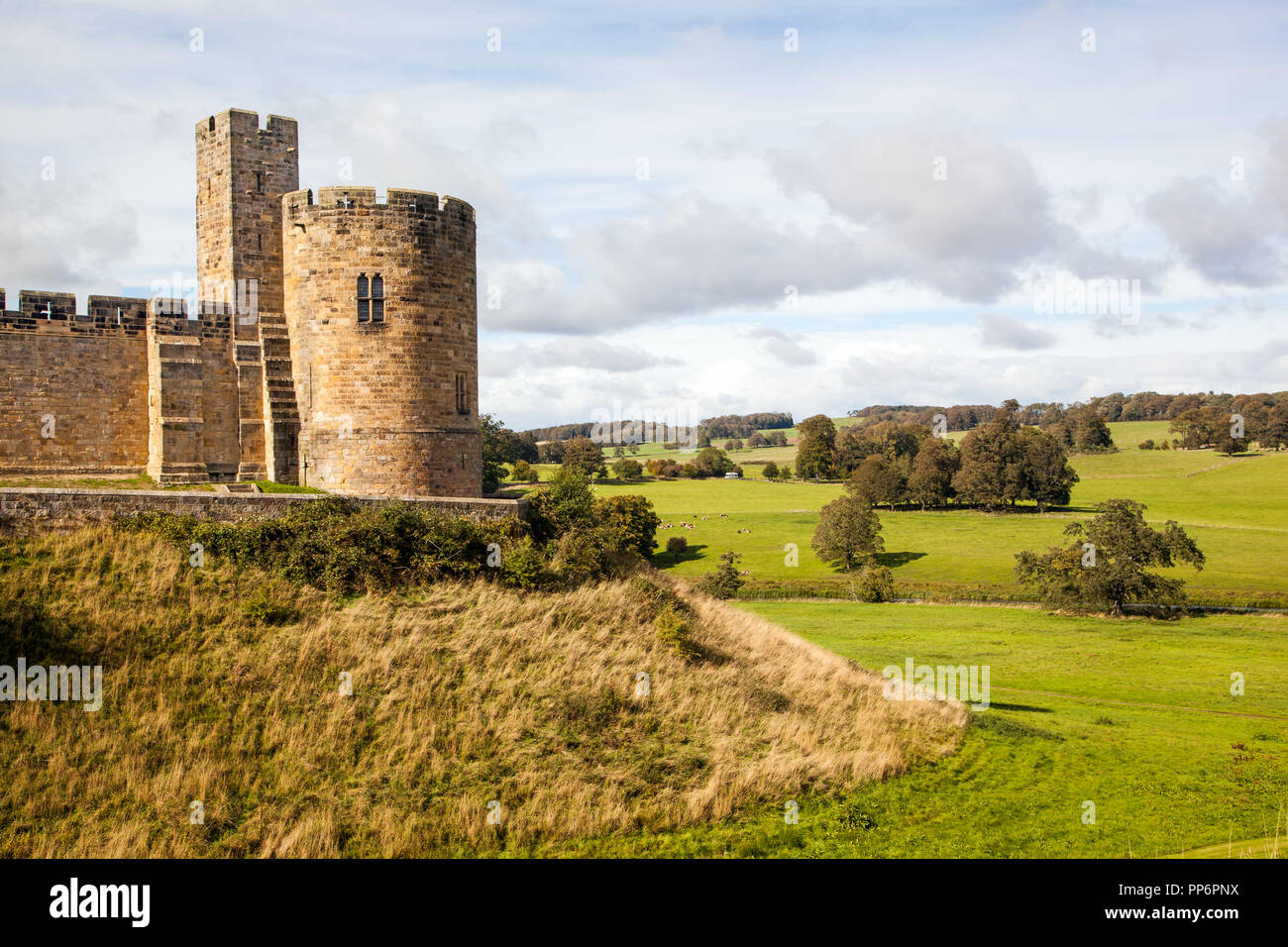 Château d'Alnwick et terrains siège du Percy famille et maison ancestrale au duc de Northumberland dans la campagne du Northumberland England UK Banque D'Images