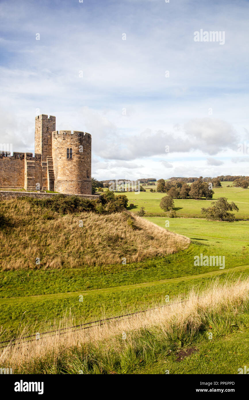 Château d'Alnwick et terrains siège du Percy famille et maison ancestrale au duc de Northumberland dans la campagne du Northumberland England UK Banque D'Images