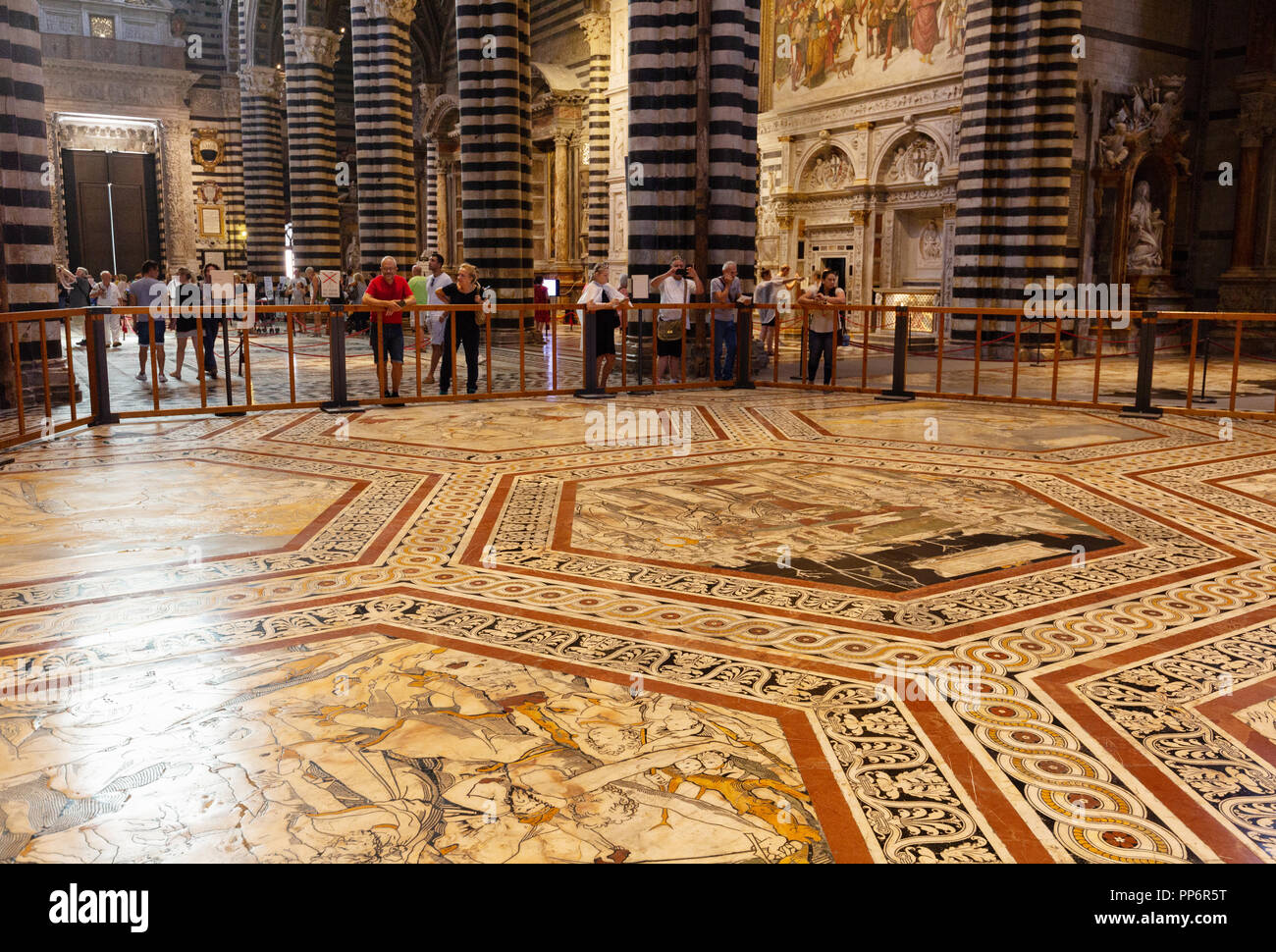 Les gens observant la mosaïque en marbre, dans l'intérieur de la Cathédrale de Sienne ( Duomo Sienne ), Sienne, Toscane Italie Europe Banque D'Images