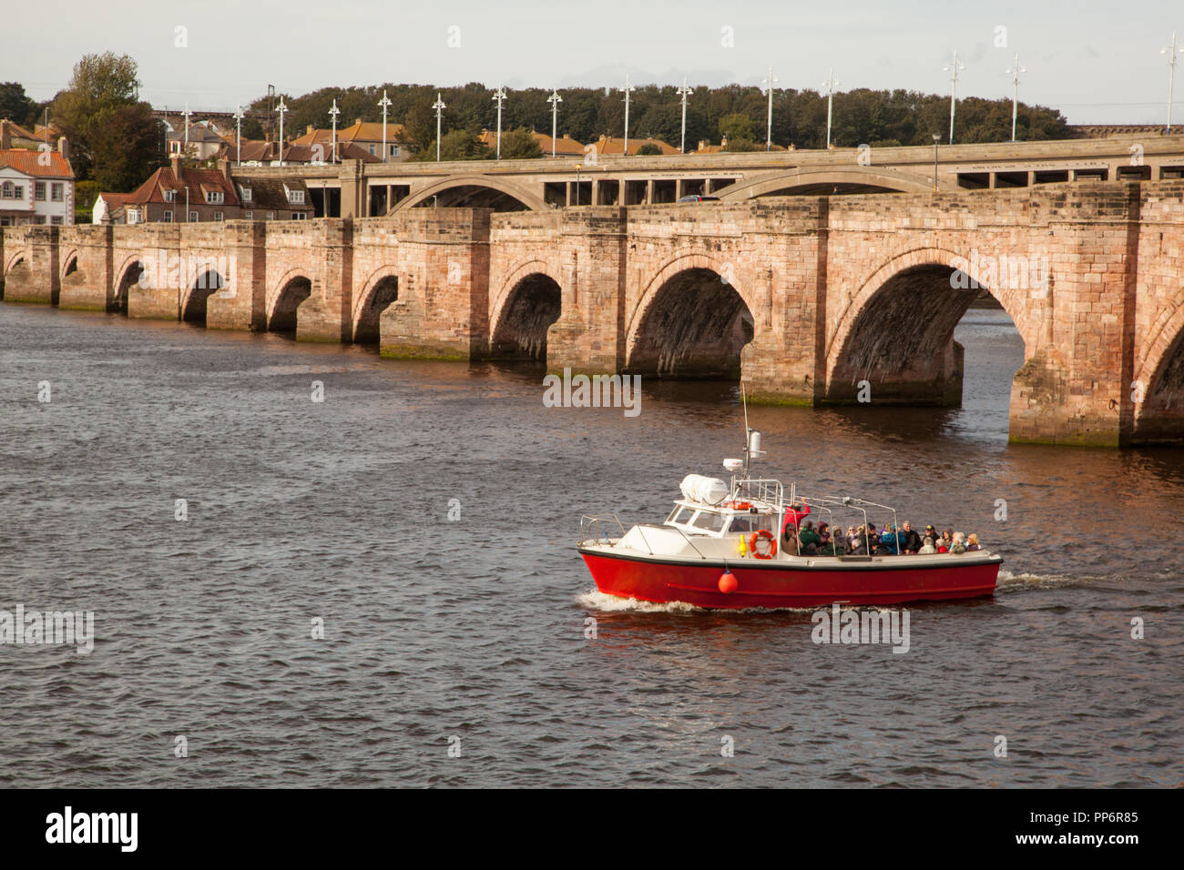 Voile plein de touristes et les touristes sur la rivière Tweed à Carnforth Lancashire England UK juste après avoir passé sous le pont vieux Banque D'Images