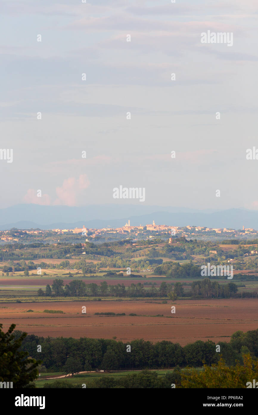 Paysage de Toscane en regardant vers la ville de Sienne dans la distance, Sienne, Toscane Italie Europe Banque D'Images