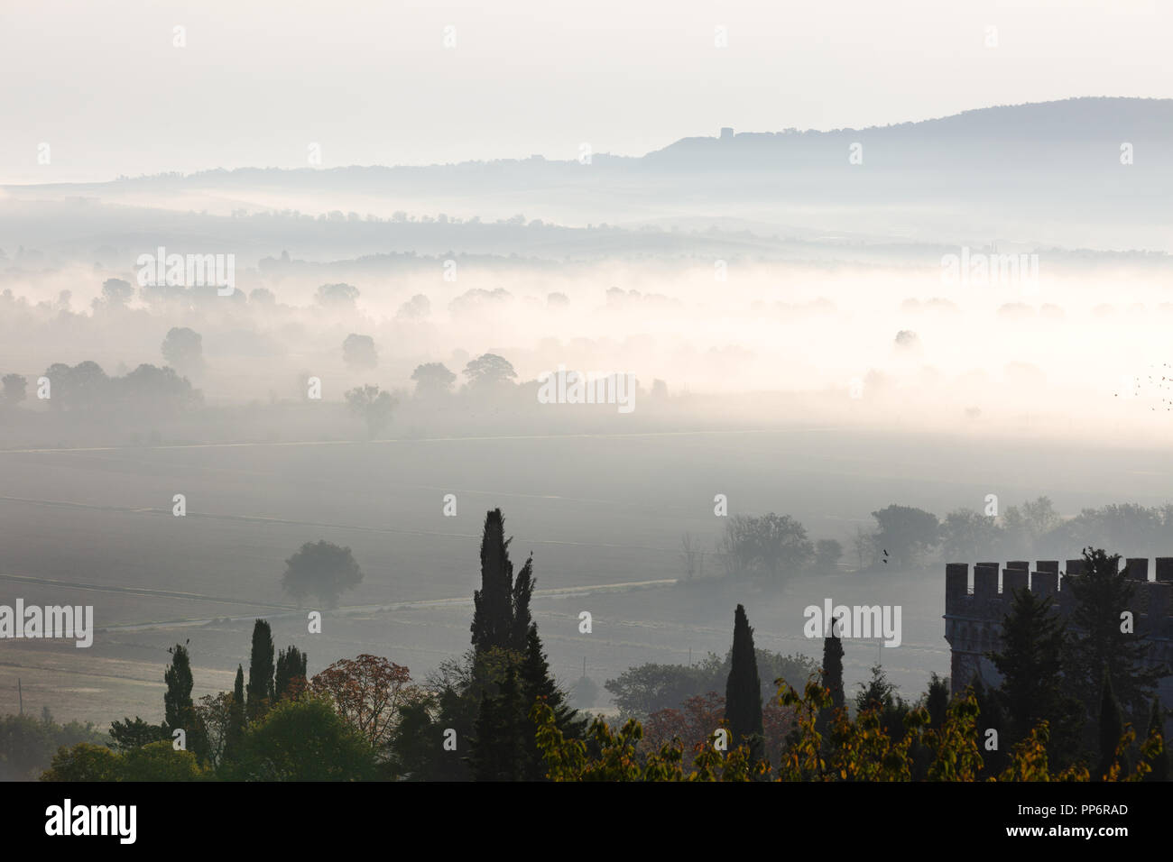 Paysage Toscane atmosphérique matin brumeux, dans la province de Sienne, Toscane, Italie Europe Banque D'Images