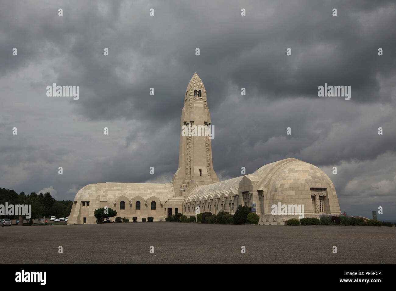 Ossuaire de Douaumont Ossuaire de Douaumont () à Fleury-devant-Douaumont près de Verdun en Meuse dans la région nord-est de la France. Vestiges d'au moins 130 000 soldats français et allemands non identifié tombé dans la bataille de Verdun pendant la Première Guerre mondiale sont enterrés dans la crypte souterraine sous l'église mémorial conçu par les architectes français Léon Azéma, Max Édréi et Jacques Hardy et achevé en 1932. Banque D'Images