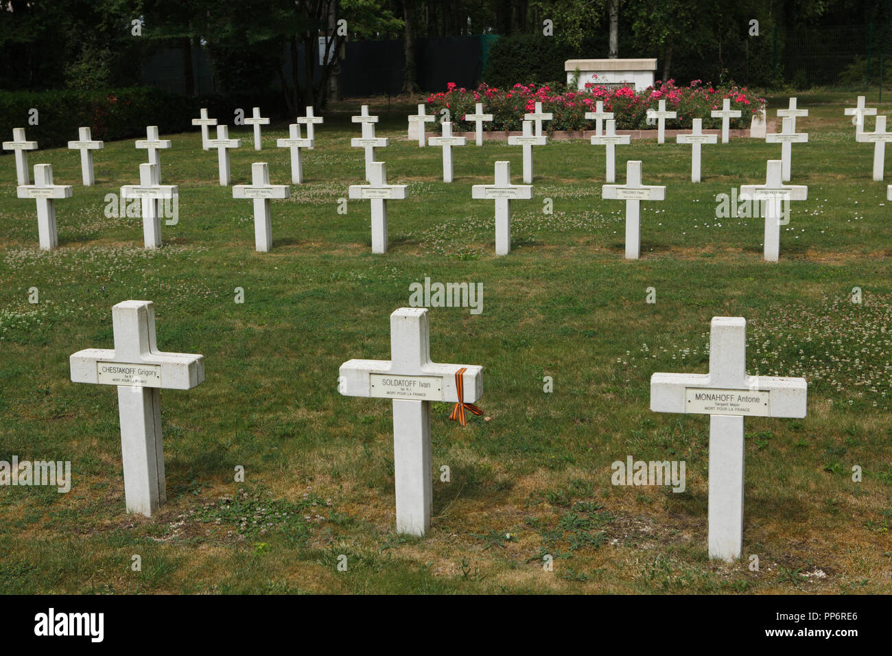 Tombes de soldats russes morts en France pendant la Première Guerre mondiale au cimetière militaire russe (Cimetière militaire russe) dans la région de Mourmelon-le-Grand près de Mourmelon-le-Grand en Marne région au nord-est de la France. Tout à fait 915 soldats russes de la Force expéditionnaire russe tombé en France en 1916-1918, sont enterrés au cimetière. Banque D'Images