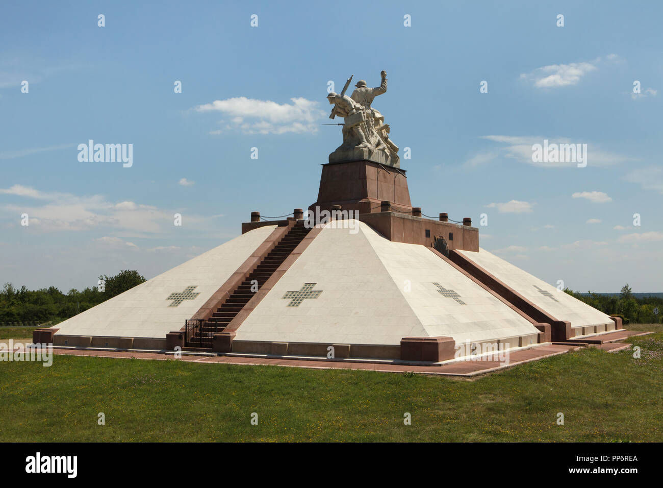 Navarin Memorial (Monument de Navarin) également connu sous le nom de l'ossuaire de Navarin (Ossuaire de Navarin) à l'honneur des soldats de l'armée situé entre Champagne et Sommepy-Tahure Somme-suippe dans Marne région au nord-est de la France. Environ 10 000 soldats français tombés dans les batailles de champagne pendant la Première Guerre mondiale sont inhumés dans l'ossuaire sous le monument érigé en 1924. La statue par le sculpteur français Maxime Real del Sarte surmontée du mémorial. Banque D'Images