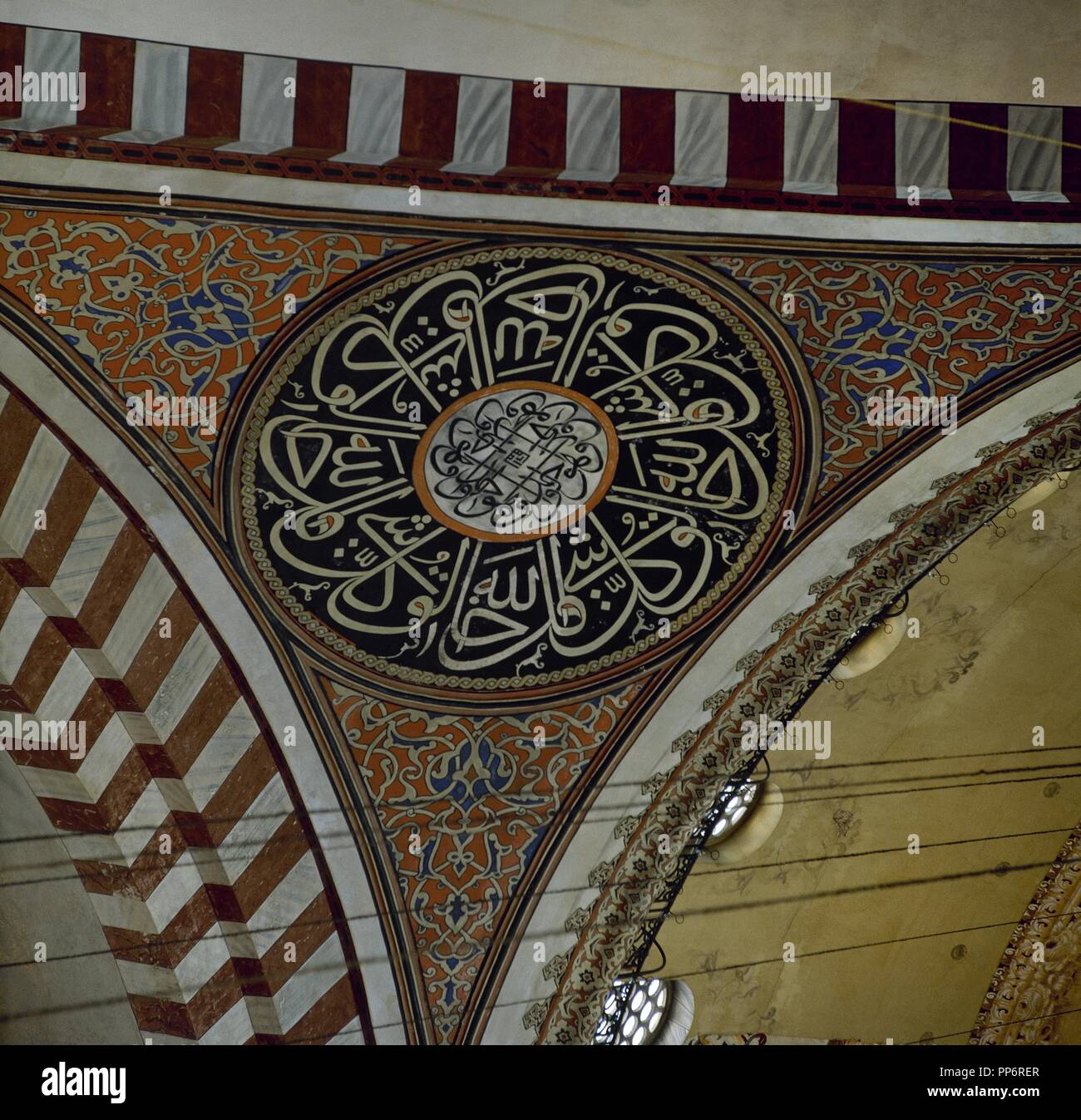 La Turquie. Istanbul. Mosquée de Suleymaniye. Mosquée impériale ottomane. Construite par Mimar Sinan. 16e siècle. À l'intérieur. Détail. Banque D'Images