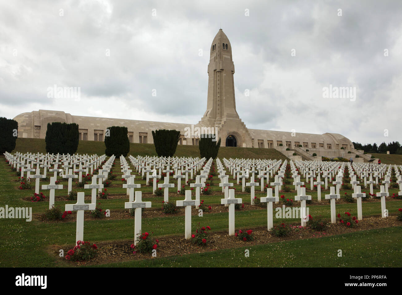 Ossuaire de Douaumont Ossuaire de Douaumont () et le Cimetière National de Douaumont (nécropole nationale de Fleury-devant-Douaumont) à Fleury-devant-Douaumont près de Verdun en Meuse dans la région nord-est de la France. Plus de 16 000 soldats français tombés lors de la bataille de Verdun pendant la Première Guerre mondiale sont enterrés au cimetière. Vestiges d'au moins 130 000 soldats français et allemands non identifié tombé dans la bataille de Verdun sont enterrés dans la crypte souterraine sous l'église mémorial conçu par les architectes français Léon Azéma, Max Édréi et Jacques Hardy et achevé en 1932. Banque D'Images