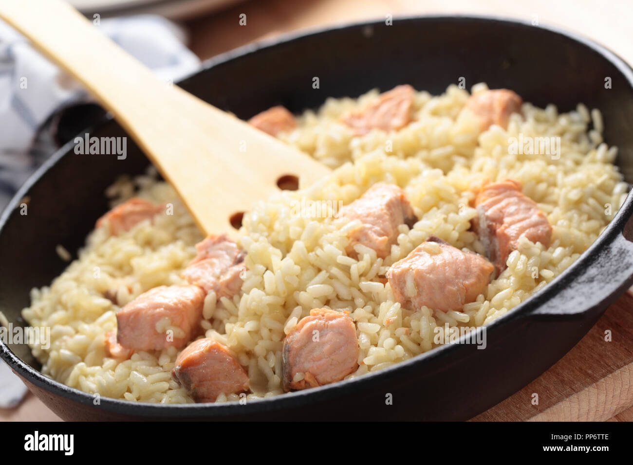 Risotto au safran avec le saumon dans une poêle Banque D'Images