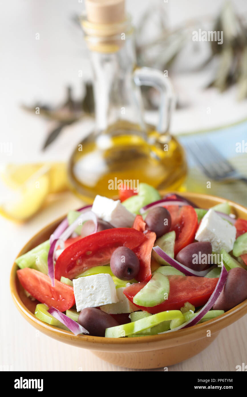 Salade grecque avec feta et olives calamata dans un bol Banque D'Images
