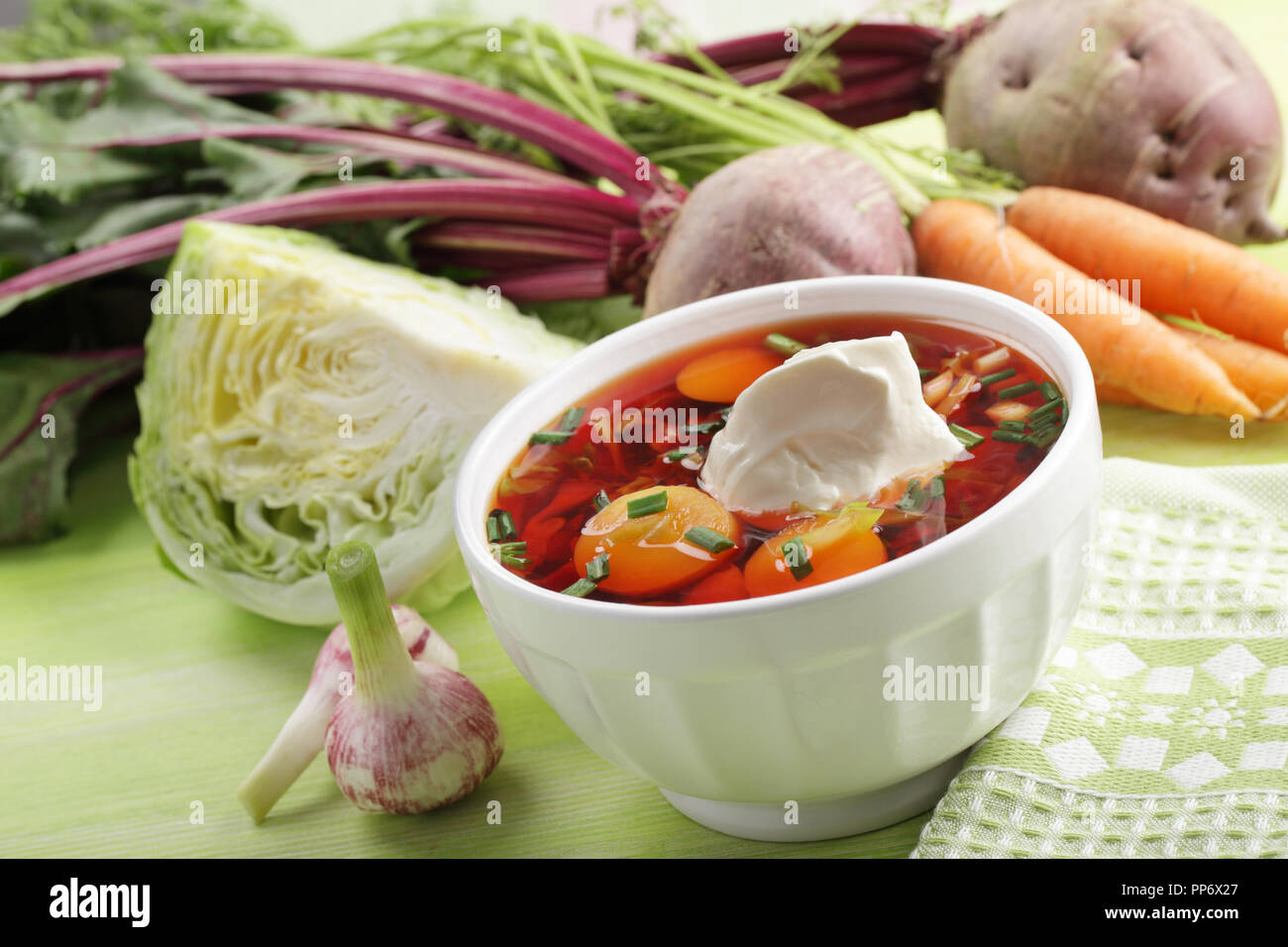 Fédération de soupe de betteraves avec des légumes et de la crème sure Banque D'Images