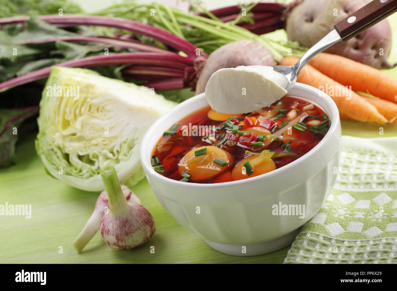 Fédération de soupe de betteraves avec des légumes et de la crème sure Banque D'Images
