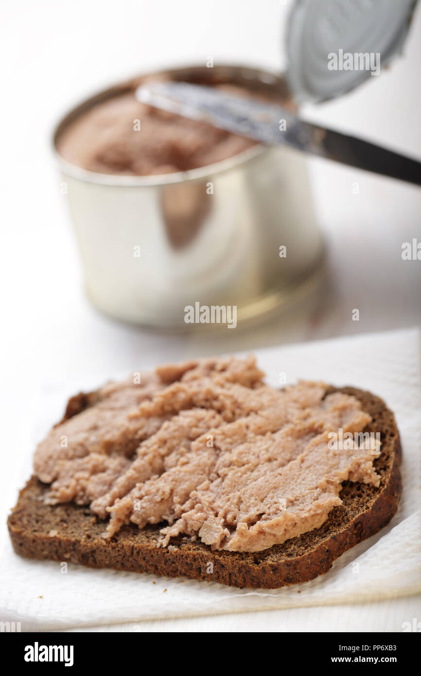 Sandwich ouvert avec le poisson en conserve pate sur la serviette en papier Banque D'Images