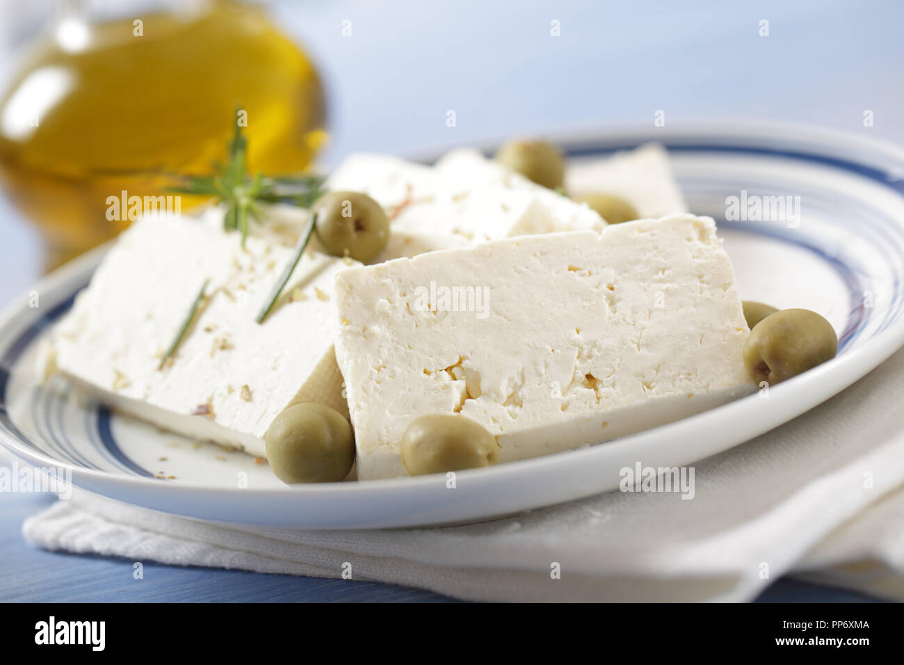 Tranches de fromage feta aux olives vertes et de l'huile d'olive Banque D'Images