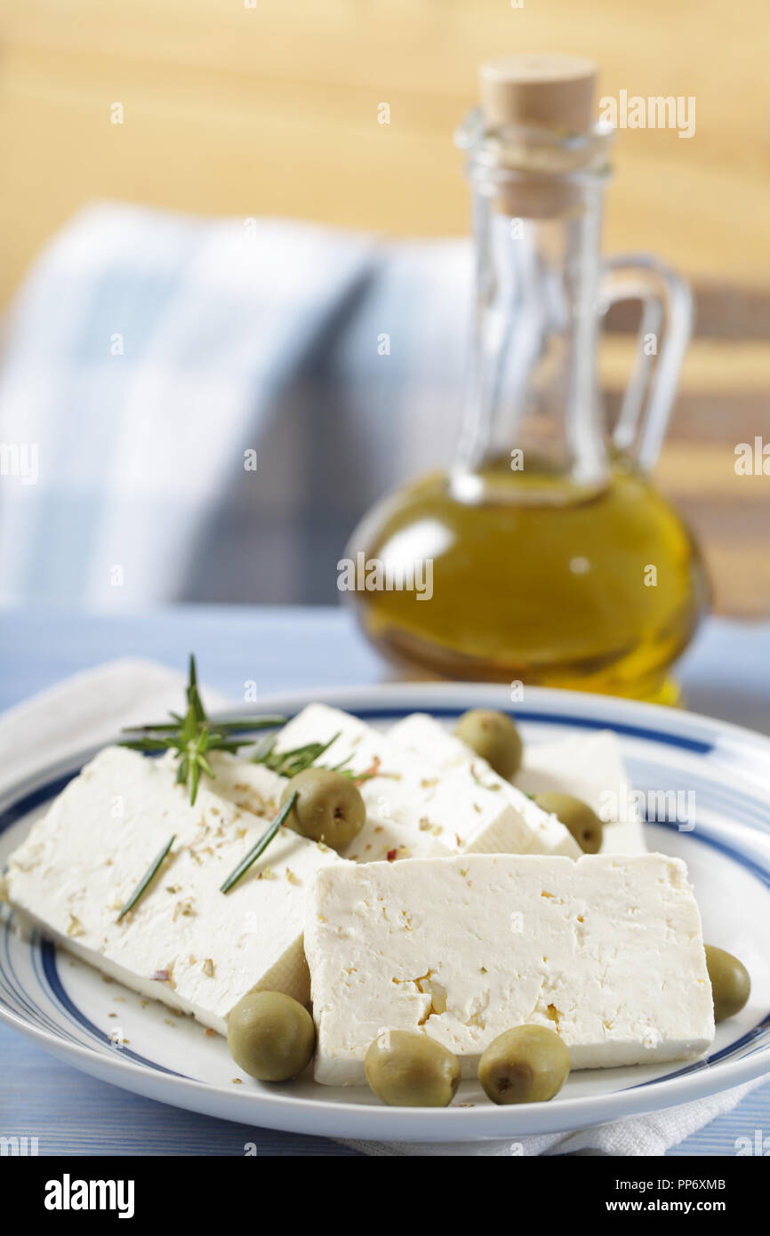 Tranches de fromage feta aux olives vertes et de l'huile d'olive Banque D'Images