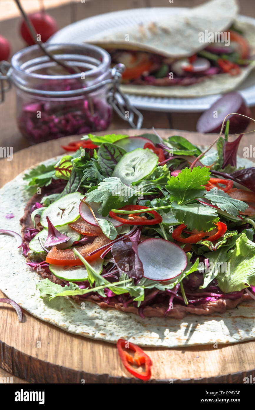 Tortillas végétarien avec légumes sur fond de bois foncé Banque D'Images