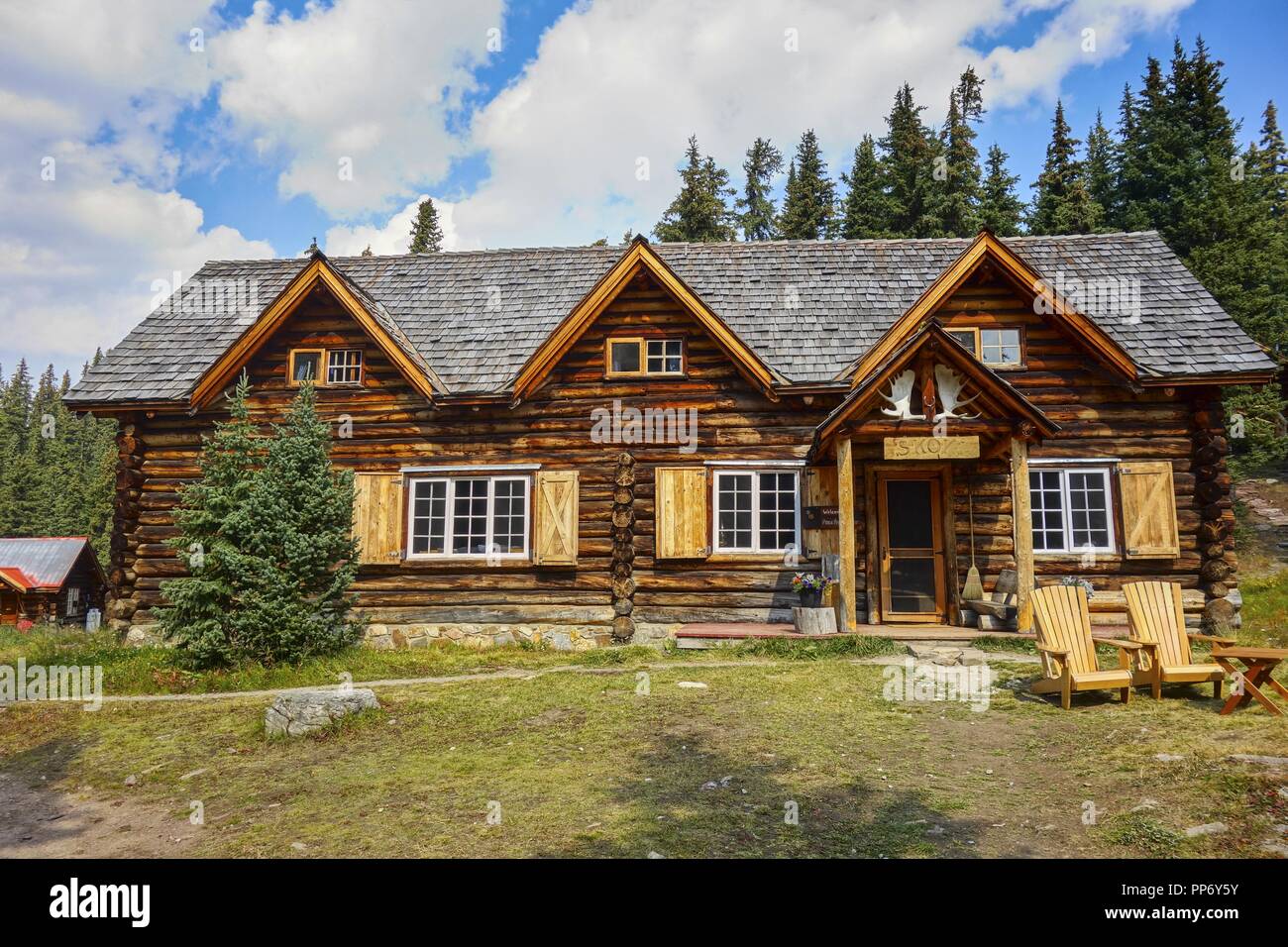 Skoki ski Lodge Log Cabin façade extérieur du bâtiment. Lieu historique national du Canada vue de face, Parc national Banff Rocky Mountains Wilderness Banque D'Images