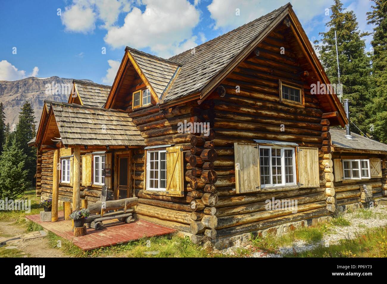 Skoki ski Lodge Log Cabin façade extérieur du bâtiment. Lieu historique national du Canada vue latérale Parc national Banff Rocky Mountains Wilderness Banque D'Images