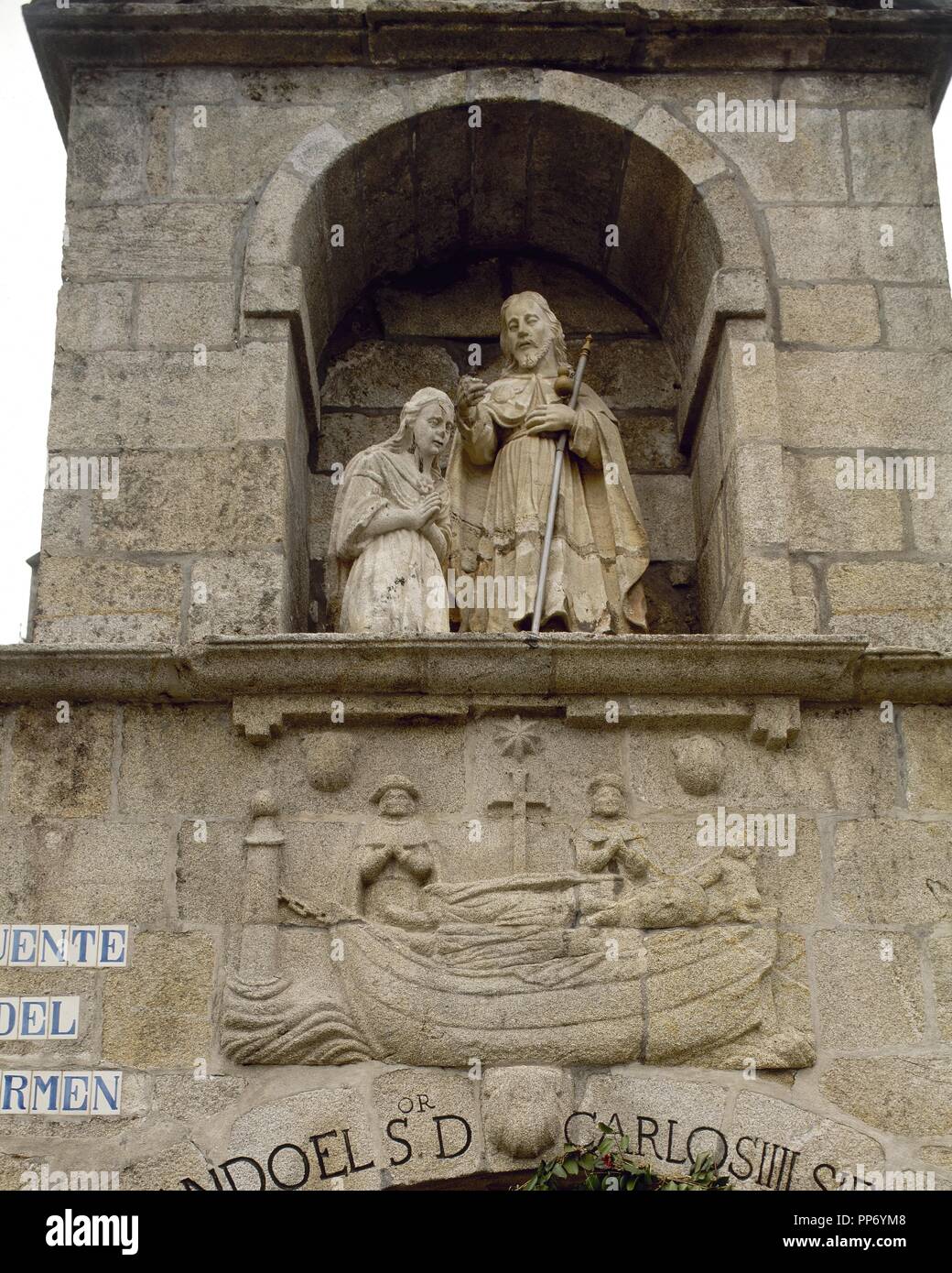 SANTIAGO APOSTOL (Betsaida, ¿ ? -Jerusalén, h.42). Apóstol, con Pedro y Juan, uno de los discípulos predilectos de Jesús. IMAGEN DEL APOSTOL SANTIAGO BAUTIZANDO A LA REINA LUPA y, en la parte baja, el APOSTOL EN LA BARCA en la Fuente DEL CARMEN. PADRON. Provincia de La Corogne. La Galice. España. Banque D'Images