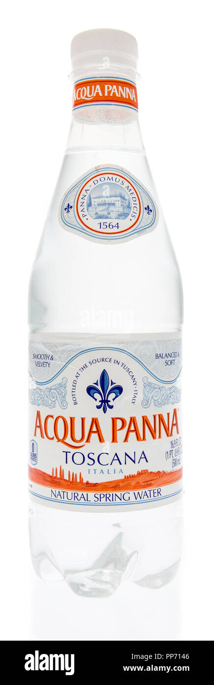 Winneconne, WI - 21 septembre 2018 : une bouteille d'Acqua Panna eau de source naturelle d'Italie sur un fond isolé Banque D'Images