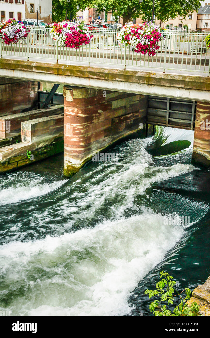 Des gerbes de fleurs sur le chemin de la ligne de Rue Sainte-Marguerite pont sur la rivière Roaring Ille à Strasbourg, France Banque D'Images