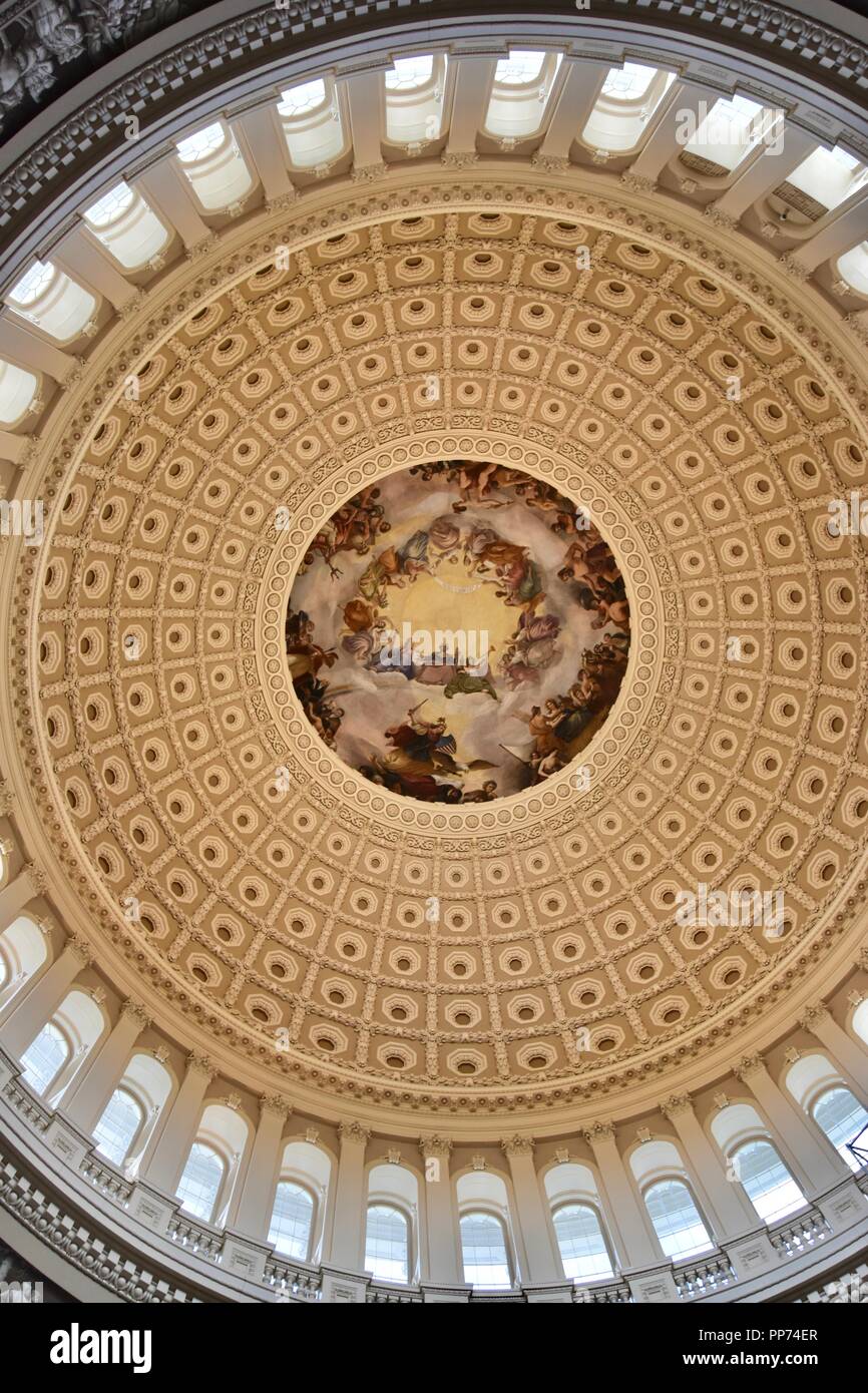 La célèbre coupole centrale dans le United States Capitol, Washington, District de Columbia Banque D'Images