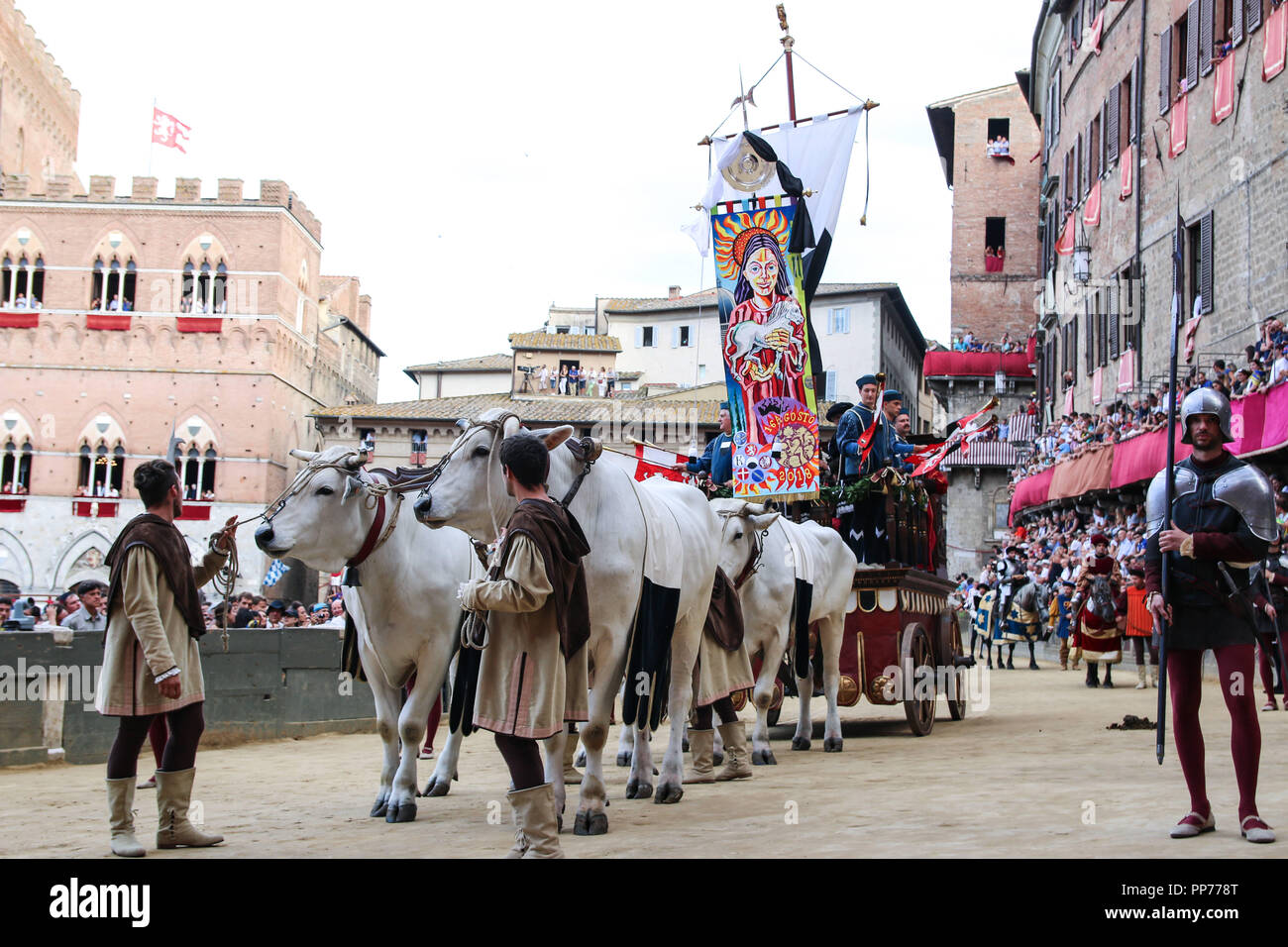 Siena, Sienne, Italie. Août 16, 2018. Le cortège historique vu pendant la course de chevaux correspondant.Jockey Giuseppe Zedde appelé Gingillo, de la Contrada Lupa, gagne la course de chevaux historique Palio de Sienne en 2018. Racers concurrencer à cheval deux fois par an au cours de cette course. Credit : Cosimo Martemucci SOPA/Images/ZUMA/Alamy Fil Live News Banque D'Images