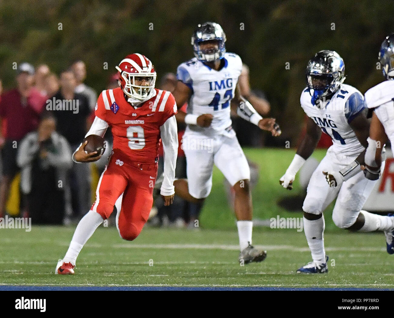 Santa Ana, CA. Sep 21, 2018. Les monarques Mater Dei quarterback Bryce Young # 9 dans la première moitié du match de football Préparation Mater Dei High School vs IMG Academy bloqueurs, à Santa Ana, Californie.Photo © Louis Lopez /exposition moderne/Cal Sport Media/Alamy Live News Banque D'Images