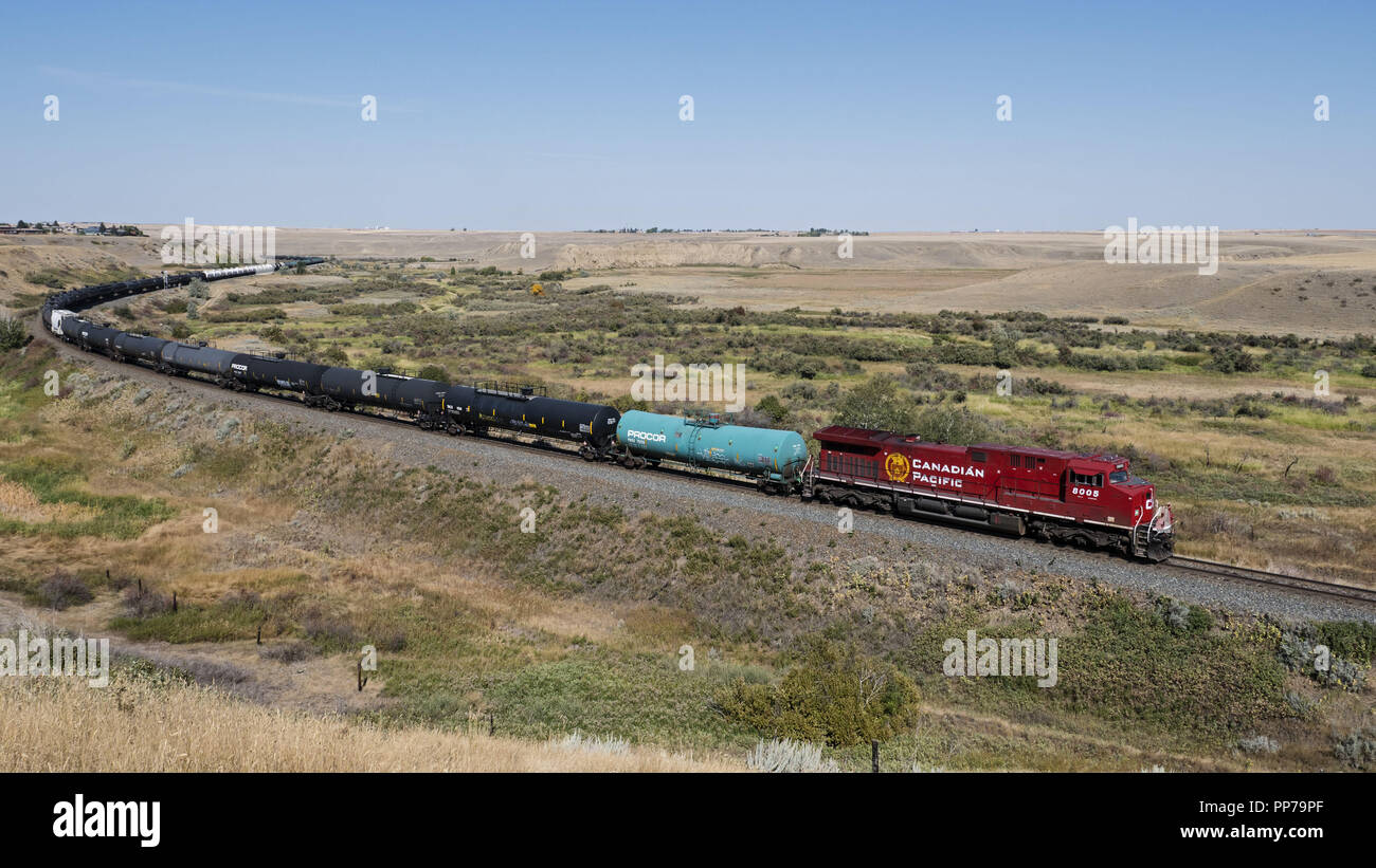 Medicine Hat, Alberta, Canada. Sep 6, 2018. Une locomotive tirant un long train de marchandises, y compris wagons-citernes, se déplace le long des voies près de Medicine Hat, en Alberta. Credit : Bayne Stanley/ZUMA/Alamy Fil Live News Banque D'Images