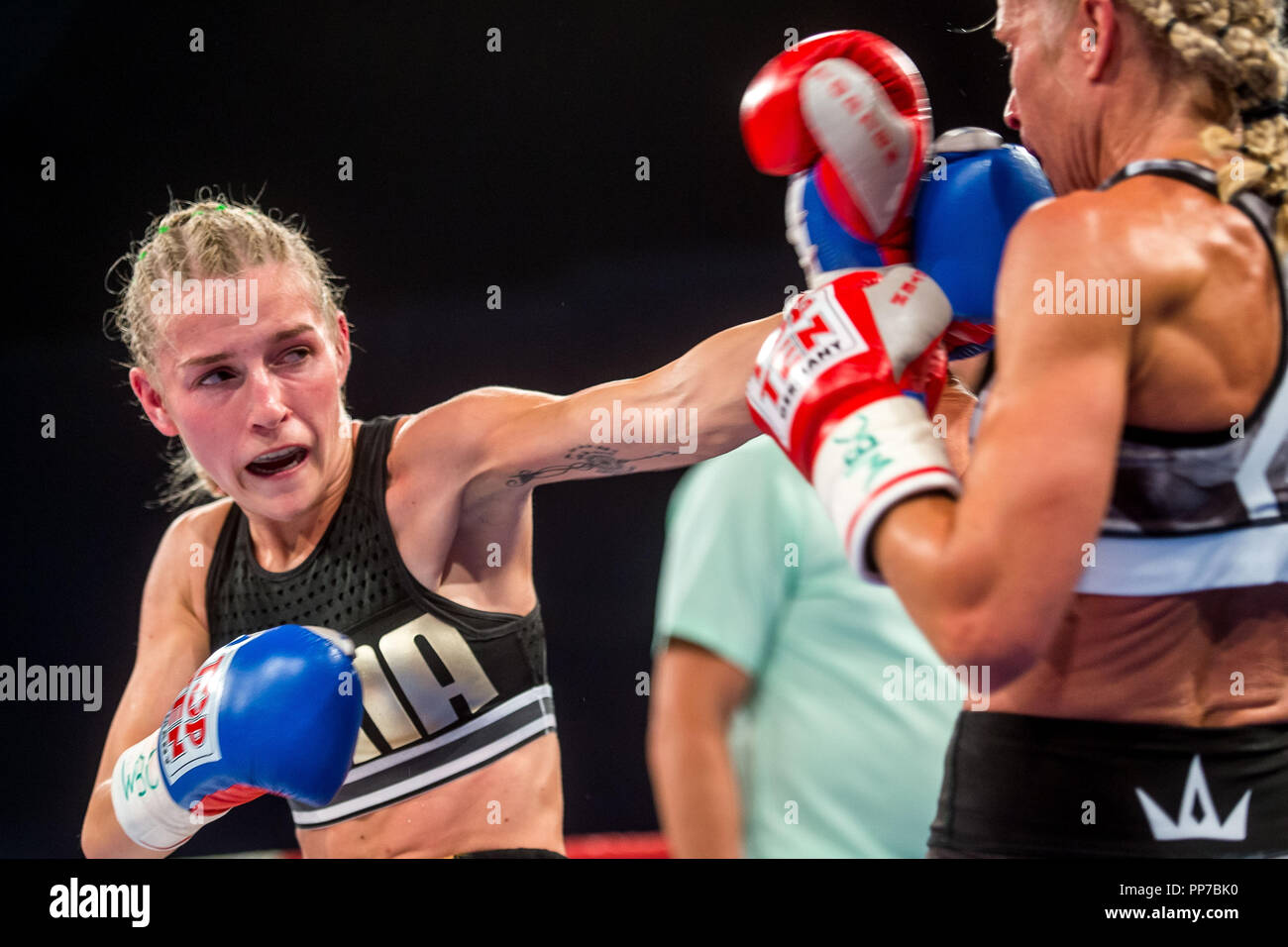 Boxeur tchèque Fabiana Bytyqi (à gauche) bat Denise Château (GBR) dans leur Minimumweight match de boxe WBC pour femme titre de champion du monde à la boxe professionnelle événement en direct à Usti nad Labem, République tchèque le 22 septembre 2018. (CTK Photo/Ondrej Hajek) Banque D'Images