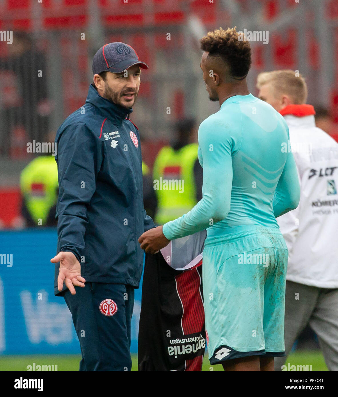 Leverkusen, Allemagne. 29Th Sep 2018. Leverkusen, Allemagne Le 23 septembre 2018, Bundesliga journée 4, Bayer 04 Leverkusen - 1. FSV Mainz 05 : Cheftrainer Sandro Schwarz (Mainz) mit Jean-Philippe Gbamin (Mainz) . Credit : Juergen Schwarz/Alamy Live News Banque D'Images