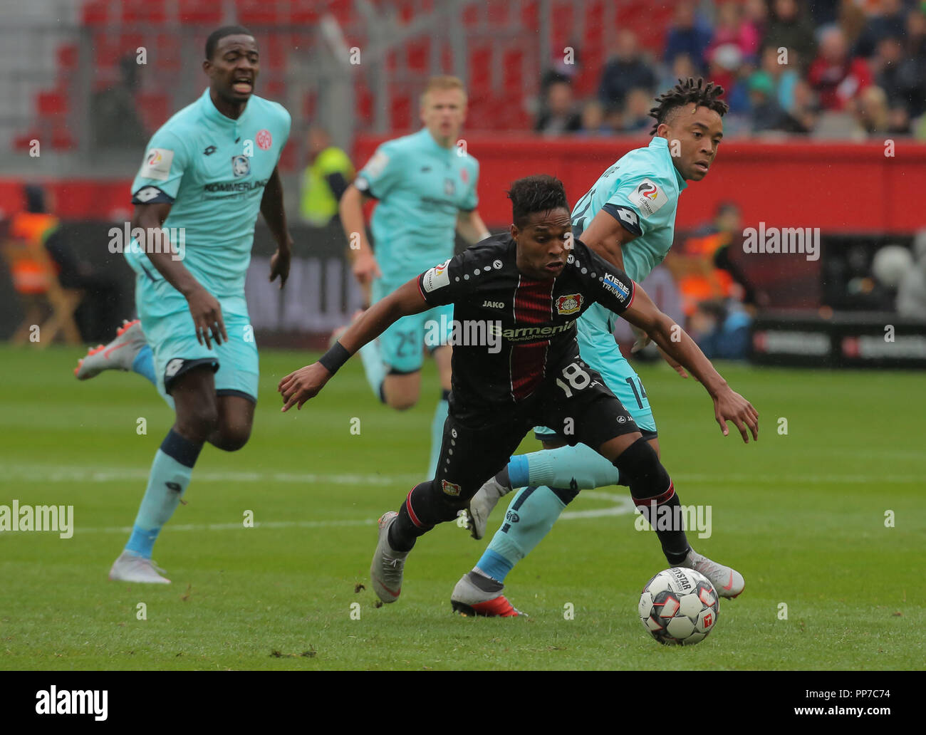 Leverkusen, Allemagne. 29Th Sep 2018. Leverkusen, Allemagne Le 23 septembre 2018, Bundesliga journée 4, Bayer 04 Leverkusen - 1. FSV Mainz 05 : Pierre Kunde Malong (Mainz), Wendell (B04) à la concurrence. Credit : Juergen Schwarz/Alamy Live News Banque D'Images