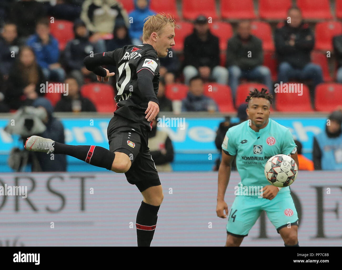 Leverkusen, Allemagne. 29Th Sep 2018. Leverkusen, Allemagne Le 23 septembre 2018, Bundesliga journée 4, Bayer 04 Leverkusen - 1. FSV Mainz 05 : Julian Brandt (B04), Pierre Kunde Malong (Mayence) en action. Credit : Juergen Schwarz/Alamy Live News Banque D'Images