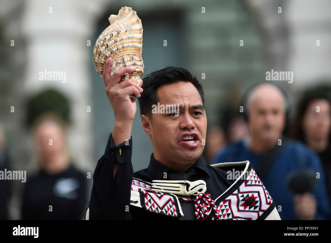 Londres, Royaume-Uni. 24 septembre 2018. Un membre des Ngati Ranana, le London Club Maori, les vagues une conque au cours d'une cérémonie de bénédiction et procession de cérémonie pour la prochaine "Océanie" exposition à la Royal Academy of Arts de l'exposition est présentée du 29 septembre au 10 décembre 2018 représentant l'art de la Mélanésie, la Micronésie et la Polynésie, sur l'ensemble de la vaste région du Pacifique à partir de la Guinée à l'île de Pâques, Hawaï à la Nouvelle Zélande. Crédit : Stephen Chung / Alamy Live News Banque D'Images