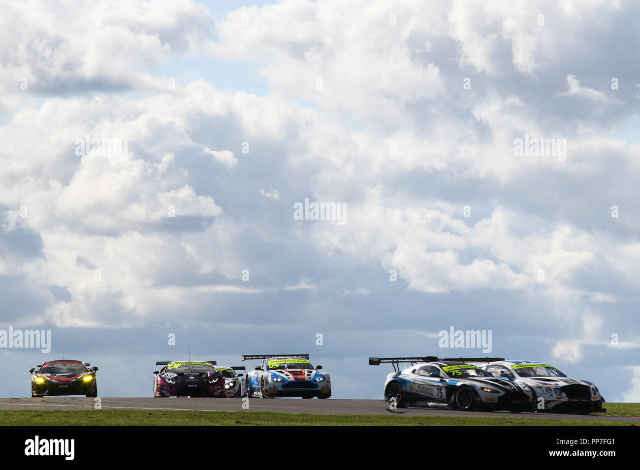 Donington Park, Royaume-Uni. 23 Septembre, 2018. /Motorsport optimale Aston Martin V12 Vantage GT3 avec les pilotes Flick Haigh & Jonny Adam essaie d'aller autour de l'extérieur de l'équipe de Parker Racing Ltd Bentley Continental GT3 avec les pilotes Rick Parfitt Jr et Ryan Ratcliffe en face de leurs poursuivants au cours de la British GT Championship - Round 9 à Donington Park, Derby, Angleterre le 23 septembre 2018. Photo par Jurek Biegus. Usage éditorial uniquement, licence requise pour un usage commercial. Aucune utilisation de pari, de jeux ou d'un seul club/ligue/dvd publications. Credit : UK Sports Pics/Alamy Live News Banque D'Images