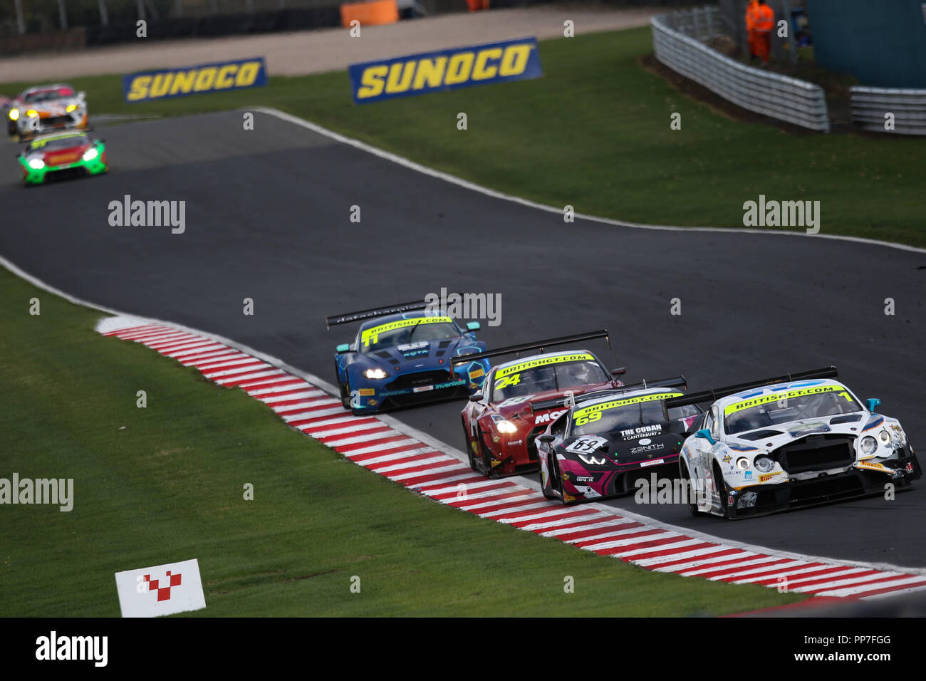 Donington Park, Royaume-Uni. 23 Septembre, 2018. Parker de l'équipe Racing Ltd Bentley Continental GT3 avec les pilotes Rick Parfitt Jr et Ryan Ratcliffe dirige un pack de voitures au cours de la British GT Championship - Round 9 à Donington Park, Derby, Angleterre le 23 septembre 2018. Photo par Jurek Biegus. Usage éditorial uniquement, licence requise pour un usage commercial. Aucune utilisation de pari, de jeux ou d'un seul club/ligue/dvd publications. Credit : UK Sports Pics/Alamy Live News Banque D'Images