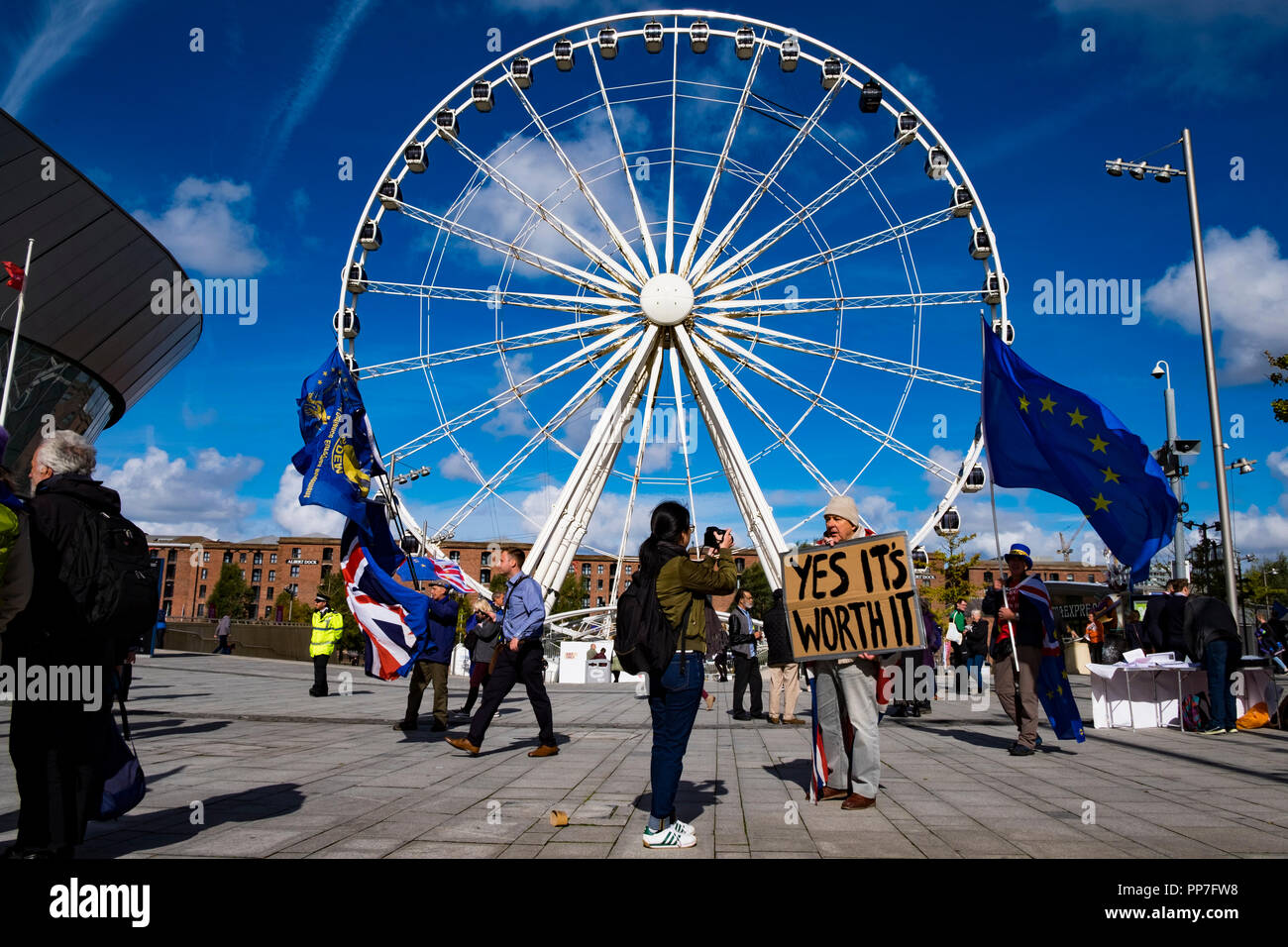 Liverpool, UK, 24 septembre 2018. Pro et Anti-Brexit participants à l'extérieur du hall de conférence annuelle du travail partie à Liverpool. (C) Paul Swinney/Alamy Live News Banque D'Images