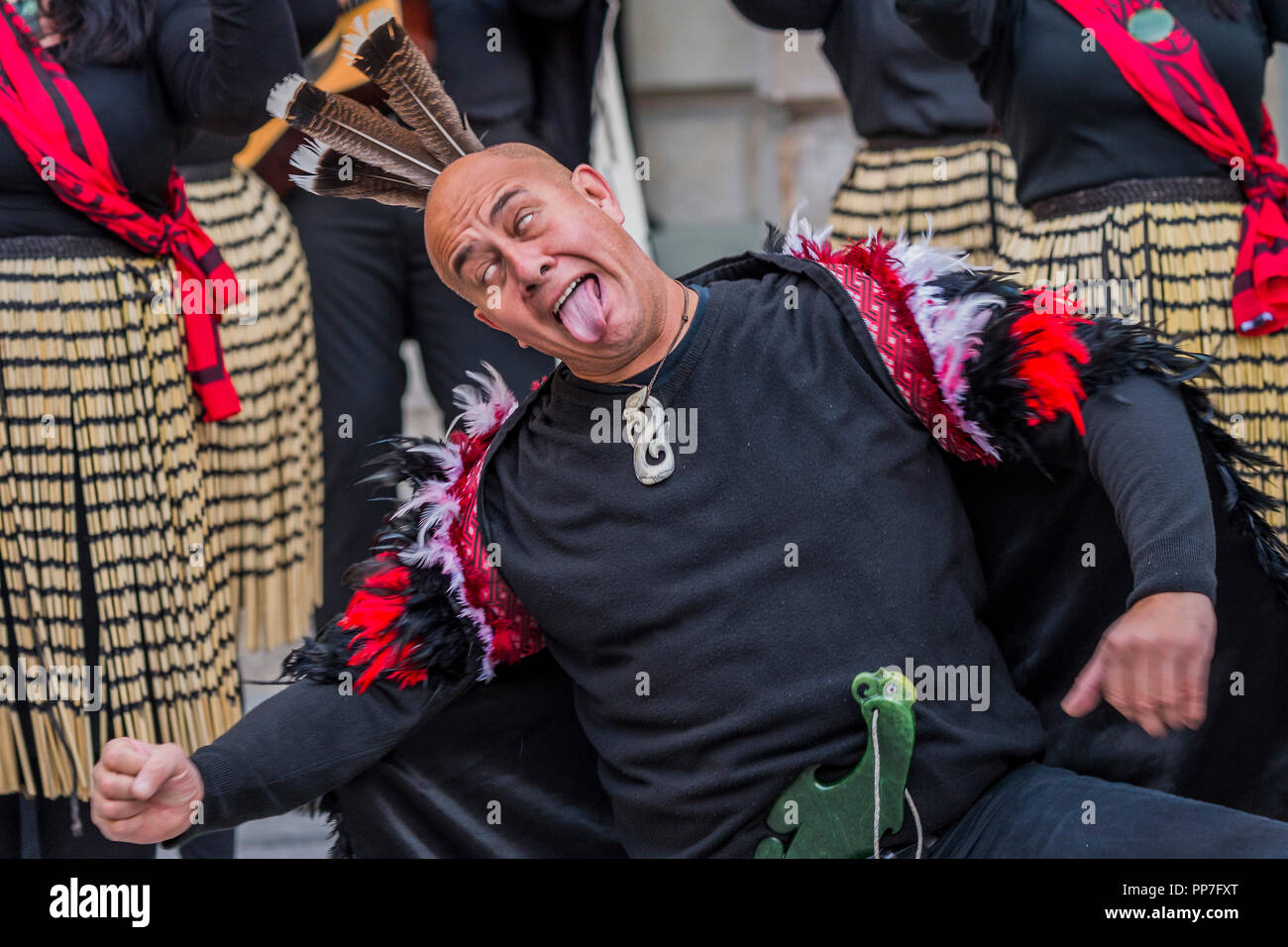 Londres, Royaume-Uni. 24 Septembre, 2018. Le haka de bienvenue par les membres de Ngãti Rānana, le London Club Maori - Une cérémonie de procession et cérémonie de bénédiction pour l'Académie Royale d'Océanie à venir de l'exposition. La procession a débuté à partir de Green Park et déplacé vers le bas de la Cour RA Piccadilly où ils ont été officiellement accueillis par les membres de Ngãti Rānana, le London Club Māori. Pays et territoires participant à la cérémonie comprenait la Nouvelle Zélande, Fidji, le Royaume des Tonga, la Papouasie-Nouvelle-Guinée et de Tahiti. Crédit : Guy Bell/Alamy Live News Banque D'Images