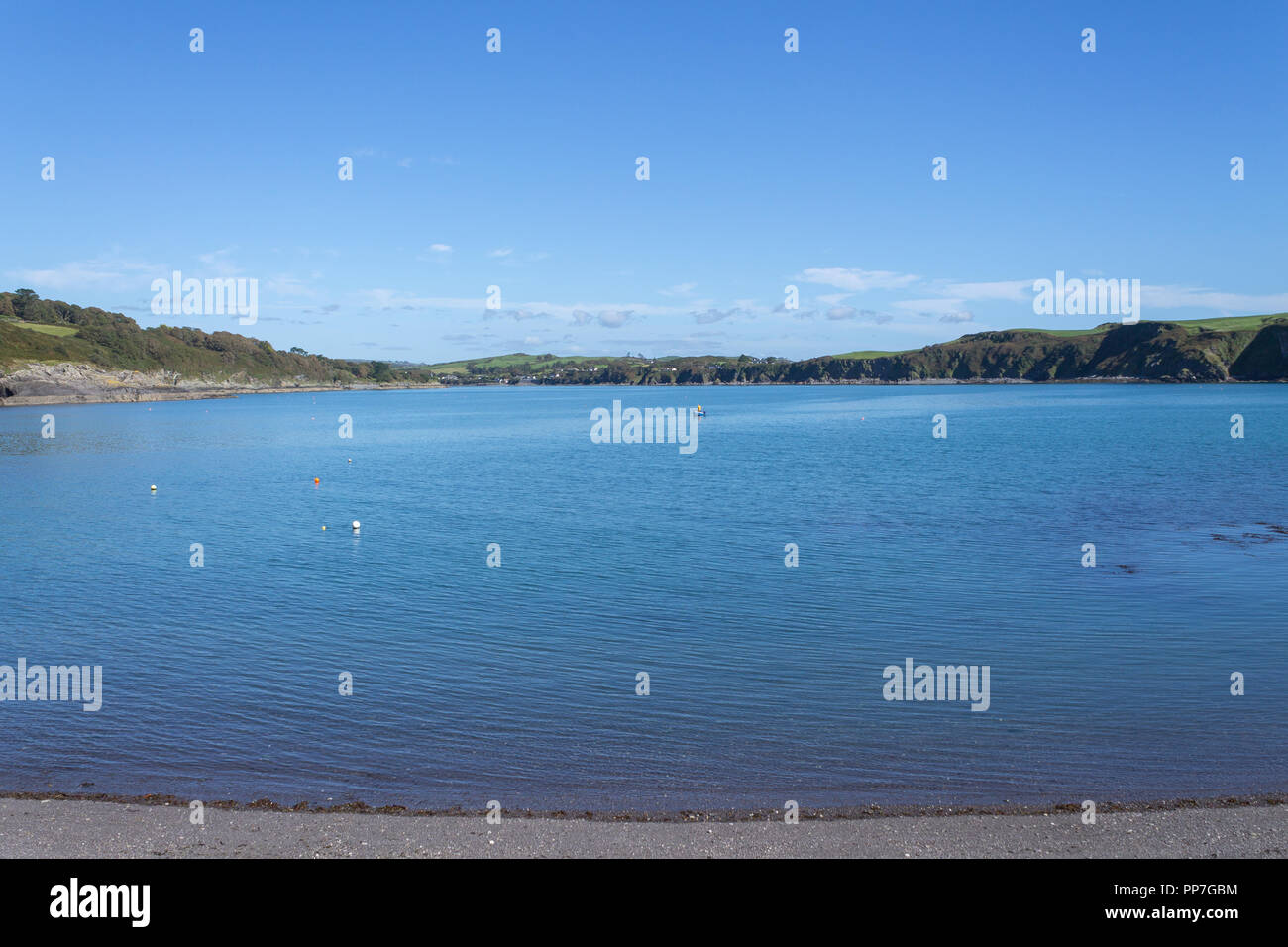 Castlehaven, West Cork, Irlande 24 Septembre, 2018. Une magnifique journée d'été indien à l'Ouest de Cork, un seul pêcheur de crevettes tend ses casseroles sur une mer bleu calme sur une chaude journée d'été indien. Les températures jusqu'à 15°C et légère brise avec le même attendre demain. Credit : aphperspective/Alamy Live News Banque D'Images