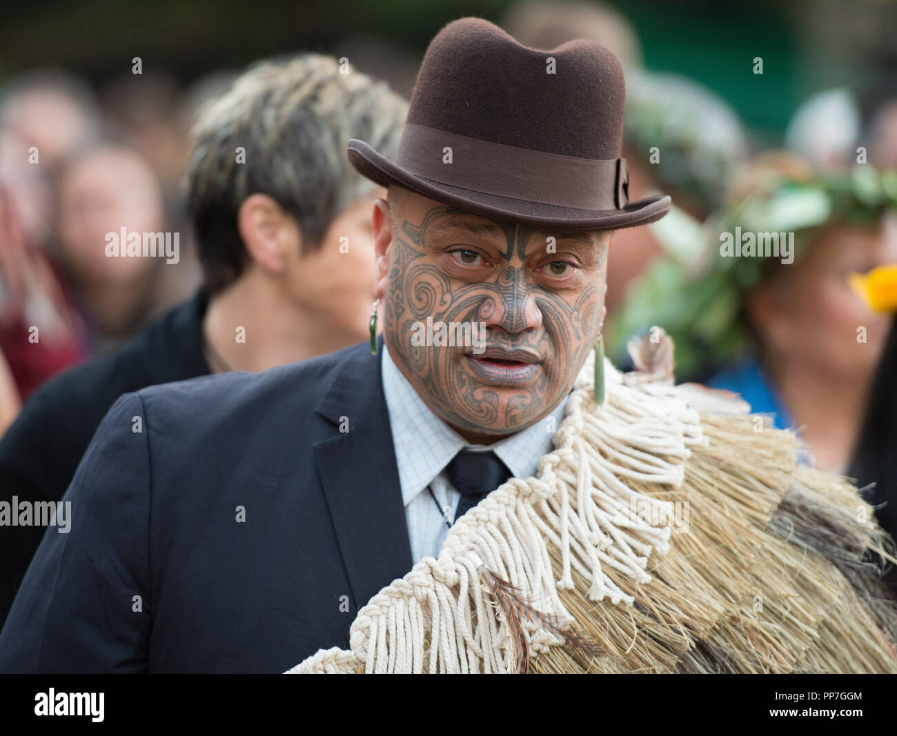 Royal Academy of Arts, Londres, Royaume-Uni. 24 Septembre, 2018. Une procession à partir de Green Park se déplace vers le bas à la Piccadilly RA Cour où ils sont officiellement accueillis, au nom de l'AR, par les membres de Ngãti Rānana, le London Club Māori. Cette cérémonie de bienvenue comprend des chansons et un haka suivie de représentations dans la cour de l'RA de célébrer les cultures représentées dans l'exposition de l'Océanie. Pays et territoires participant à la procession et la bénédiction : Nouvelle-Zélande, Fidji, le Royaume des Tonga, la Papouasie-Nouvelle-Guinée et de Tahiti. Credit : Malcolm Park/Alamy Live News. Banque D'Images