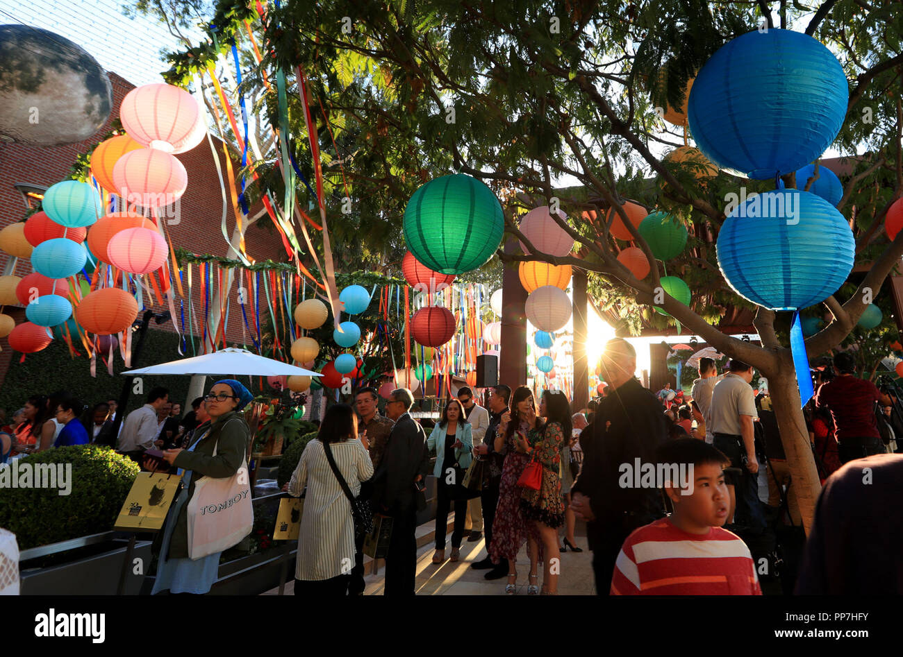 (180924) -- COSTA MESA, 24 septembre 2018 (Xinhua) -- les gens pour participer à une activité pour célébrer la Fête de la Chinoise dans Southcoast Plaza à Costa Mesa, États-Unis, 23 septembre 2018. (Xinhua/Li Ying)(dh) Banque D'Images