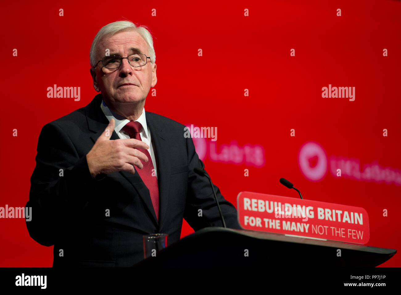 Liverpool, Royaume-Uni. 24 septembre 2018. John McDonnell, le poste de ministre du Travail et de l'Échiquier MP pour Glasgow prend la parole à la conférence du parti travailliste à Liverpool. © Russell Hart/Alamy Live News. Banque D'Images