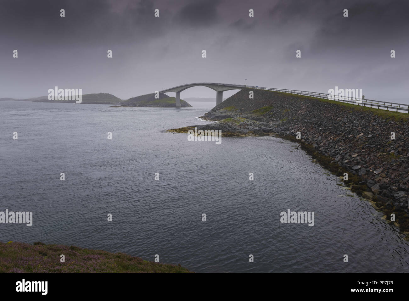 10 août 2018 - Route de l'océan Atlantique, de la Norvège - Storseisundet pont sur un jour nuageux et pluvieux (crédit Image : © Andrey Nekrasov/Zuma sur le fil) Banque D'Images