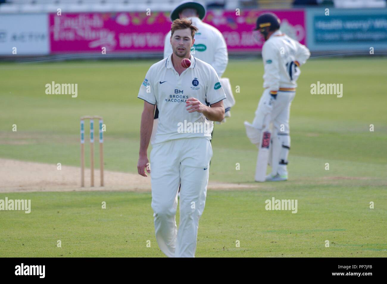 Chester le Street, en Angleterre, le 24 septembre 2018. Middlesex bowler James Fuller revient à sa marque au cours de leur Division 2 Championnat Specsavers County match contre Durham à Unis Riverside. Crédit : Colin Edwards/Alamy Live News. Banque D'Images