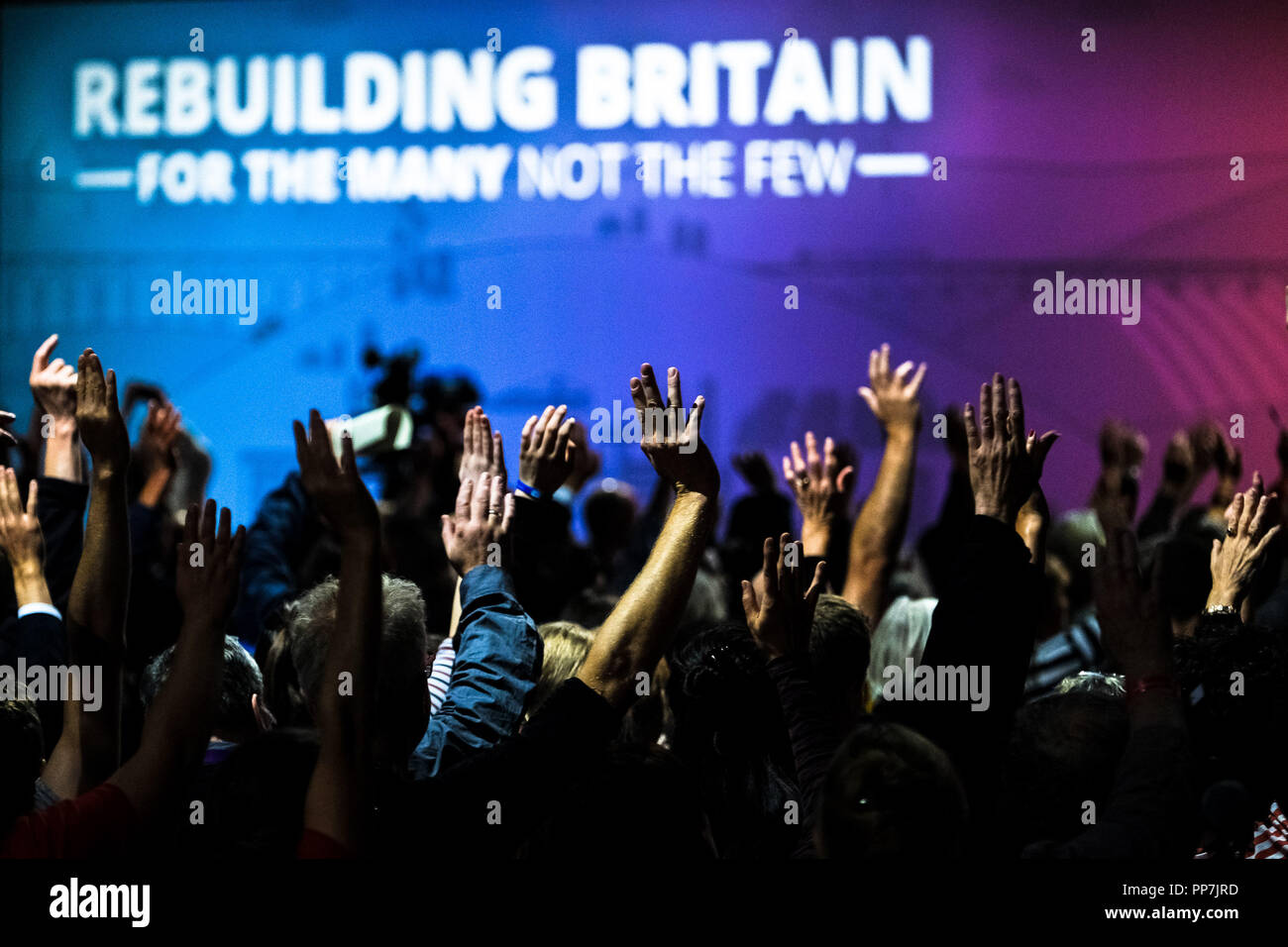 Liverpool, Royaume-Uni. 24 septembre 2018. Un vote à main levée lors de la conférence du parti travailliste, le lundi 24 septembre 2018 tenue au ACC Liverpool, Liverpool. Sur la photo : Les délégués ont voté en levant les mains sur les motions qui ont été soulevées plus tôt dans la journée à la fin de jour 2. Photo par Julie Edwards. Credit : Julie Edwards/Alamy Live News Banque D'Images