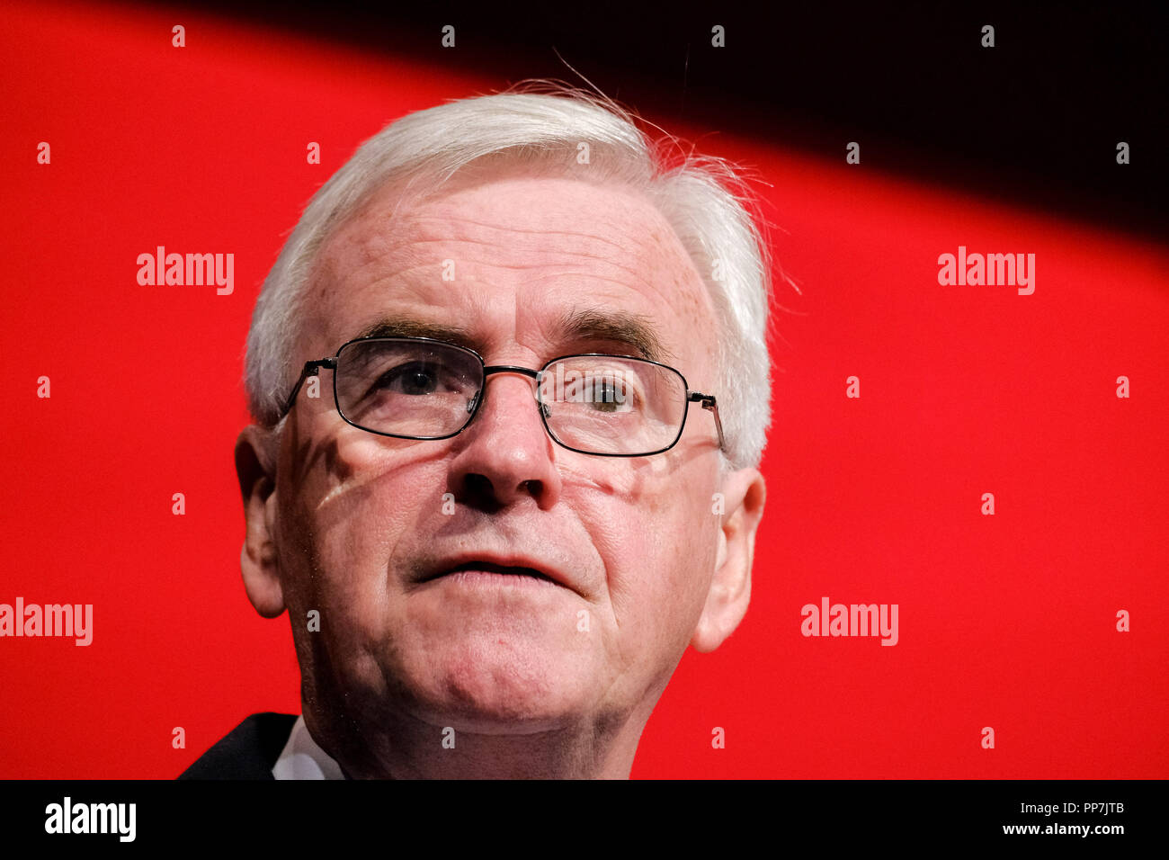 Liverpool, Royaume-Uni. 24 septembre 2018. John McDonnell MP traite de la conférence du parti travailliste, le lundi 24 septembre 2018 tenue au ACC Liverpool, Liverpool. Photo : John McDonnell, Shadow Chancelier de l'Échiquier, a prononcé son discours sur le deuxième jour de la conférence. Photo par Julie Edwards. Credit : Julie Edwards/Alamy Live News Banque D'Images