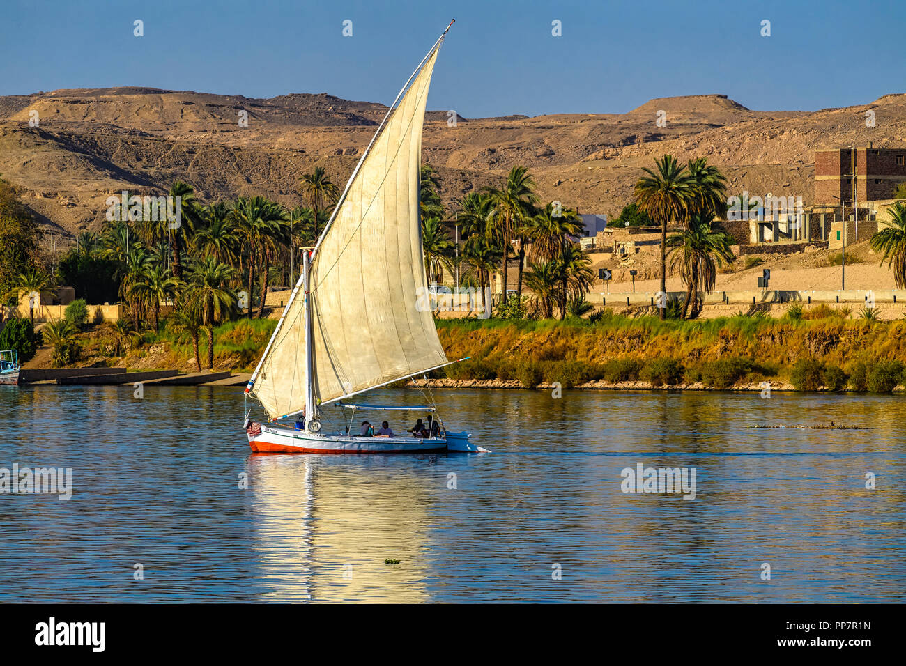 Felouque naviguant le long de la rive ouest du Nil en Egypte Banque D'Images