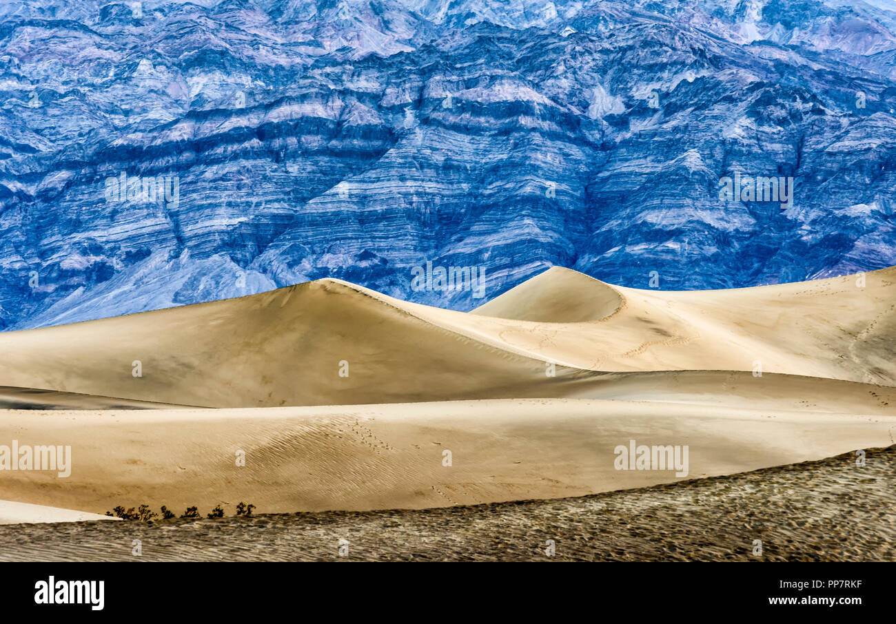 Crépuscule à la télévision Mesquite Sand Dunes avec l'Amargosa montagnes en arrière-plan, Death Valley National Park Banque D'Images