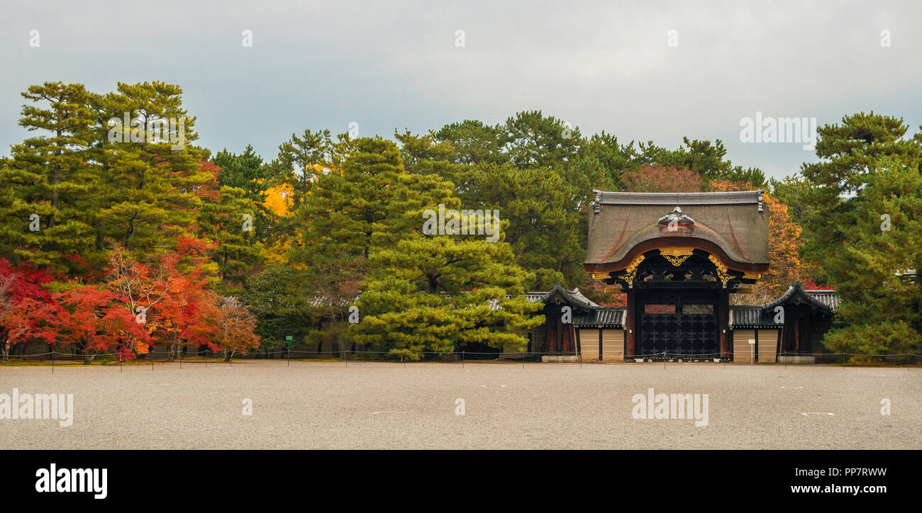 Vue d'automne de l'ancienne porte d'Kenshinmon dans le Palais impérial de Kyoto park Banque D'Images