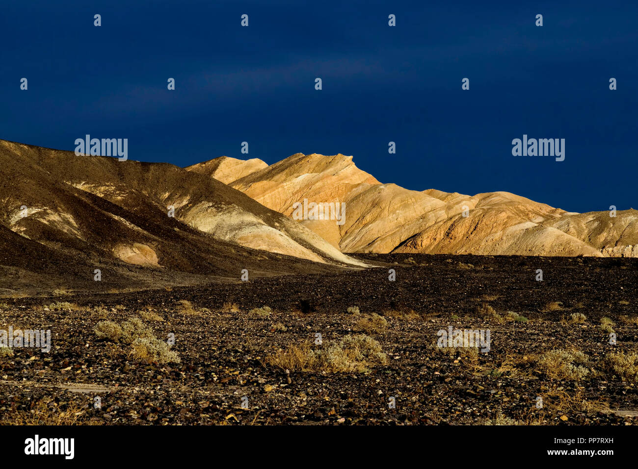 La fin de soirée, voyant la Death Valley Buttes vus de Scotty's Castle Road Banque D'Images