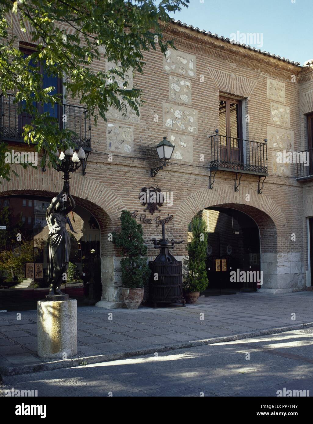 COMUNIDAD DE MADRID. TORREJON DE ARDOZ. Vista de la fachada de la CASA GRANDE, finca agrícola fundada por los Austrias en el siglo XVI y regentada por los jésuites, hasta su expulsión. Fue del Palacio de Conde-Duque Olivares. Es un Modernamente complejo turístico con restaurante, lagar y un museo de la salle iconos. España. Banque D'Images